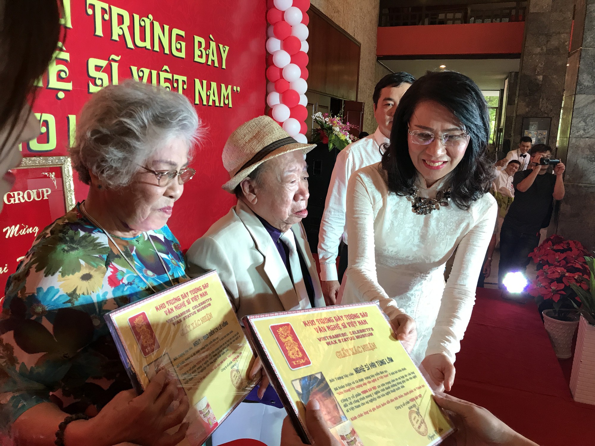 NSƯT Kim Tử Long: Ch&uacute;ng t&ocirc;i kh&ocirc;ng qu&ecirc;n c&aacute;i bắt tay nồng ấm của chị - Ảnh 3.