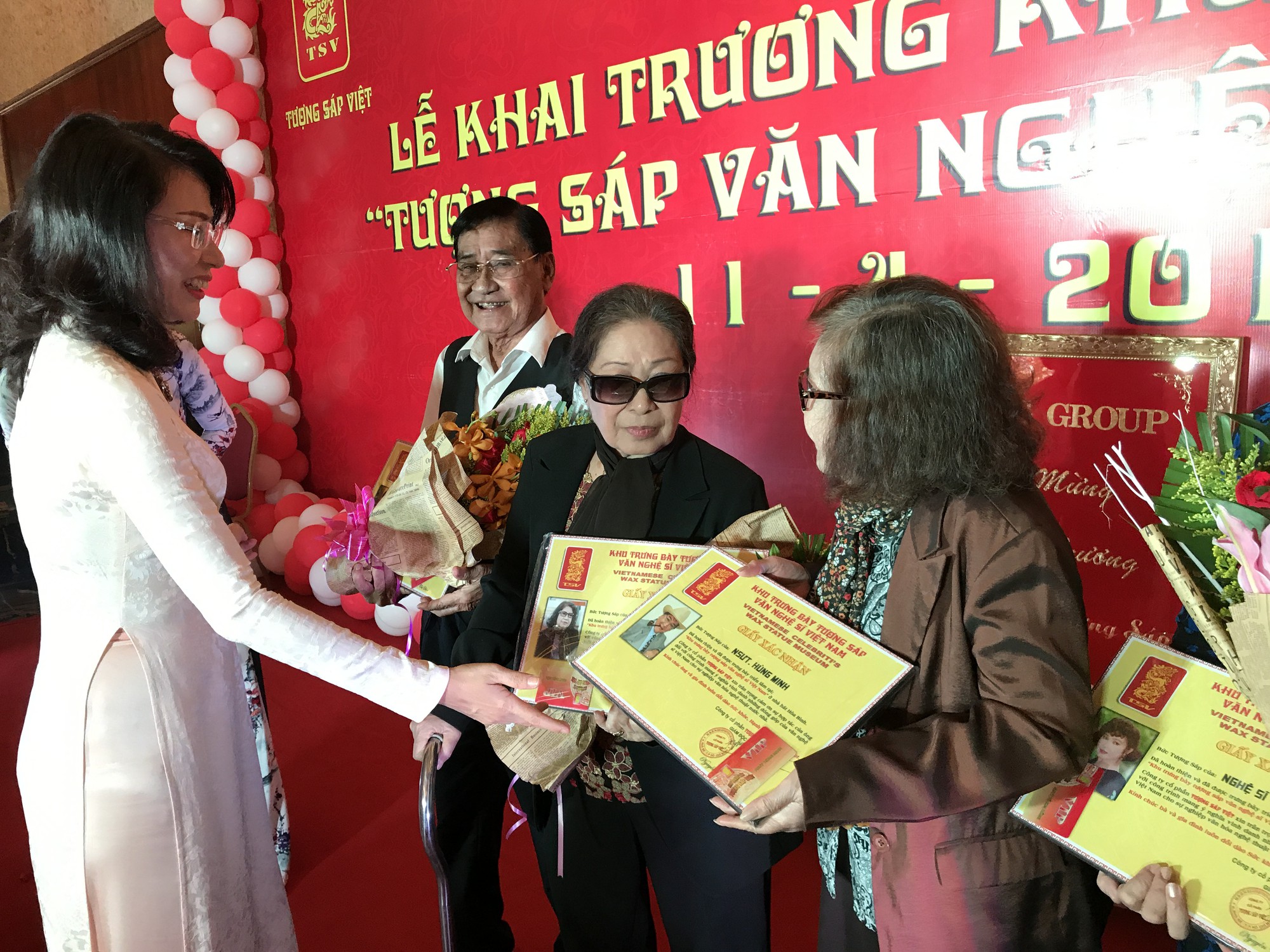 NSƯT Kim Tử Long: Ch&uacute;ng t&ocirc;i kh&ocirc;ng qu&ecirc;n c&aacute;i bắt tay nồng ấm của chị - Ảnh 4.