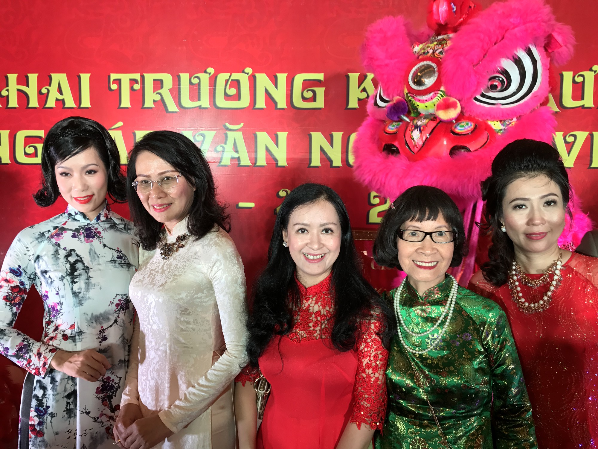 NSƯT Kim Tử Long: Ch&uacute;ng t&ocirc;i kh&ocirc;ng qu&ecirc;n c&aacute;i bắt tay nồng ấm của chị - Ảnh 5.