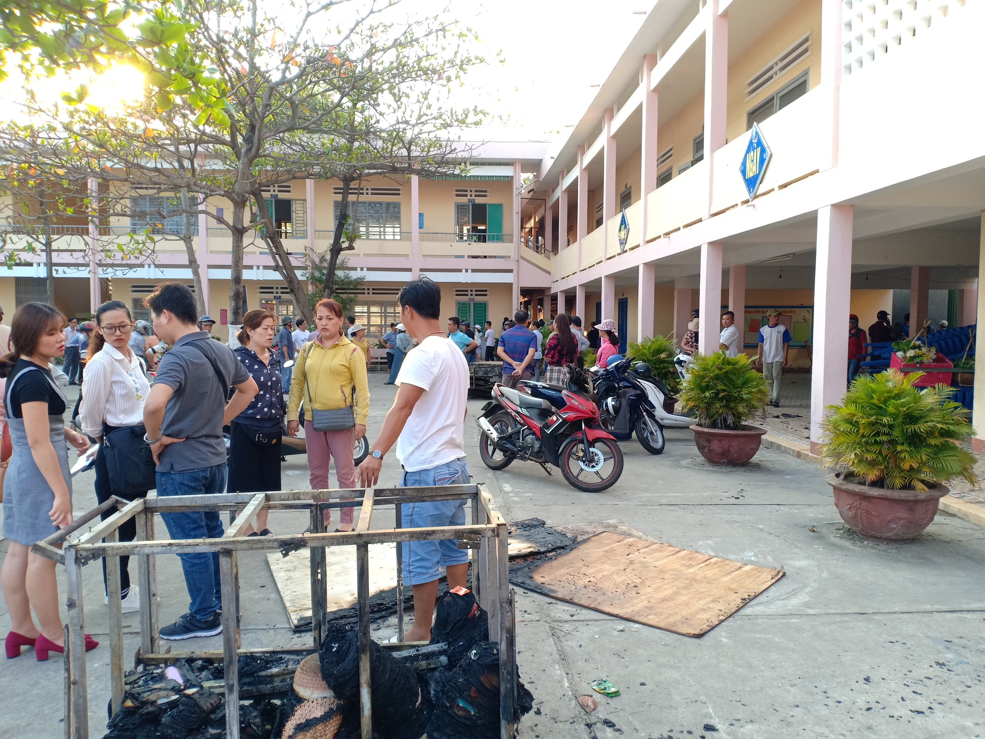 Đám cháy bùng phát bên trong trường tiểu học vào giờ ra chơi