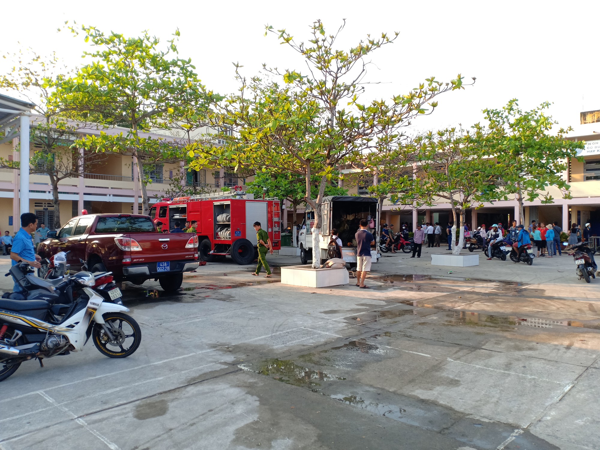 Đ&aacute;m ch&aacute;y b&ugrave;ng ph&aacute;t b&ecirc;n trong trường tiểu học v&agrave;o giờ ra chơi - Ảnh 1.