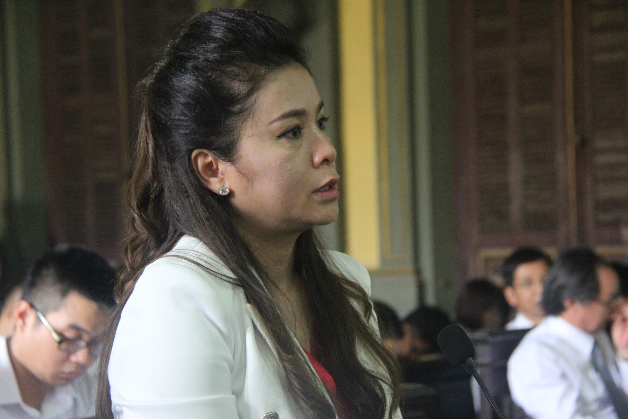 Chủ tọa khuyên vợ "vua cà phê" Trung Nguyên "lui về chăm sóc con cái" là trái luật
