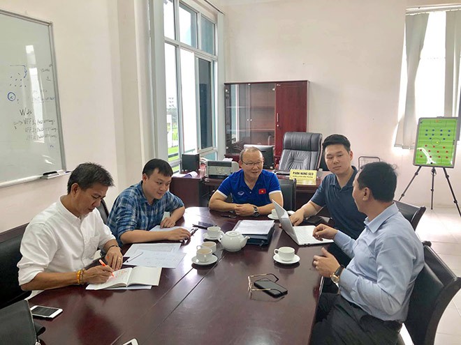 HLV Hoàng Anh Tuấn làm "quân sư" cho thầy Park
