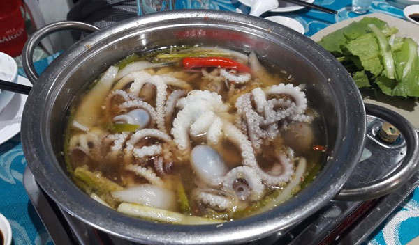 Bạch tuộc nh&uacute;ng dấm m&ecirc; hoặc du kh&aacute;ch đến C&agrave; Mau - Ảnh 1.