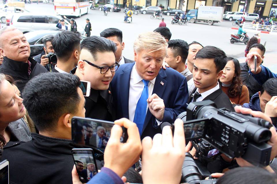 Bản sao Donald Trump v&agrave; Kim Jong-un bất ngờ c&ugrave;ng nhau bước v&agrave;o kh&aacute;ch sạn Metropole - Ảnh 2.