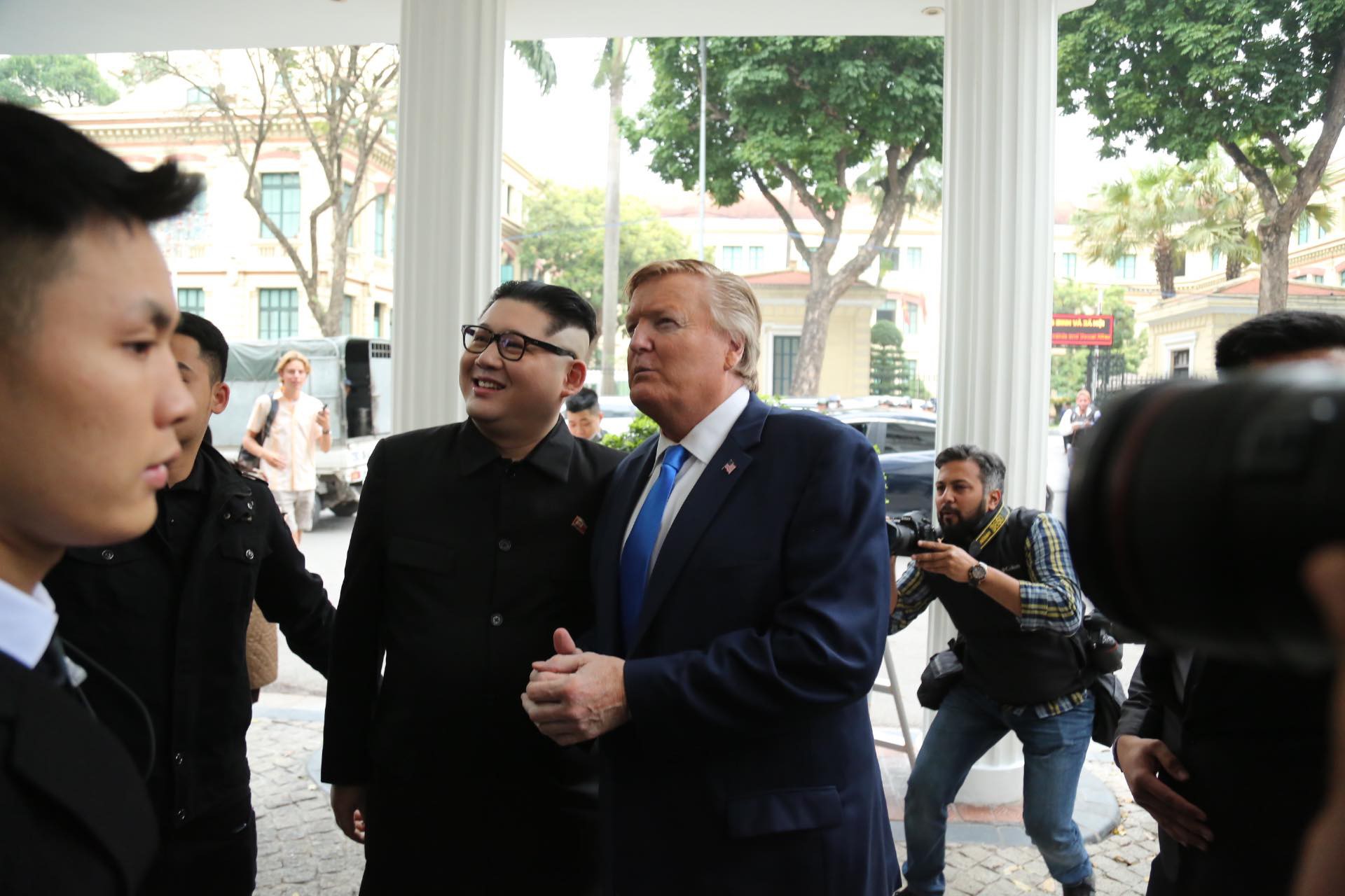 Bản sao Donald Trump v&agrave; Kim Jong-un bất ngờ c&ugrave;ng nhau bước v&agrave;o kh&aacute;ch sạn Metropole - Ảnh 3.