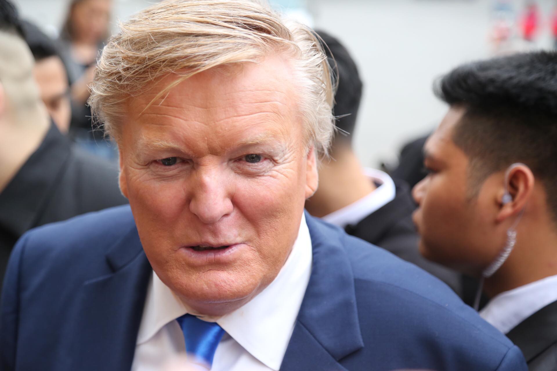 Bản sao Donald Trump v&agrave; Kim Jong-un bất ngờ c&ugrave;ng nhau bước v&agrave;o kh&aacute;ch sạn Metropole - Ảnh 15.