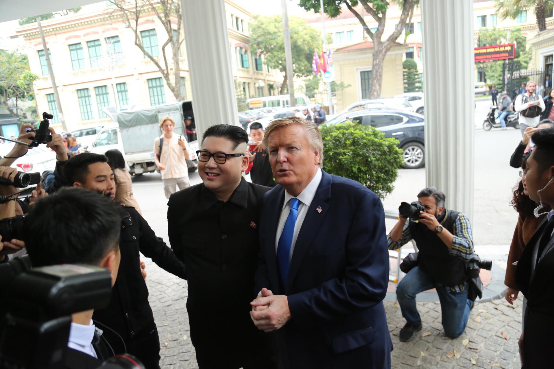 Bản sao Donald Trump v&agrave; Kim Jong-un bất ngờ c&ugrave;ng nhau bước v&agrave;o kh&aacute;ch sạn Metropole - Ảnh 4.