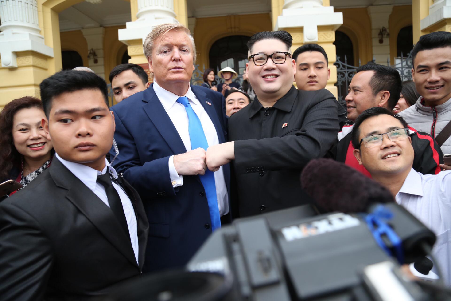 Bản sao Donald Trump v&agrave; Kim Jong-un bất ngờ c&ugrave;ng nhau bước v&agrave;o kh&aacute;ch sạn Metropole - Ảnh 5.