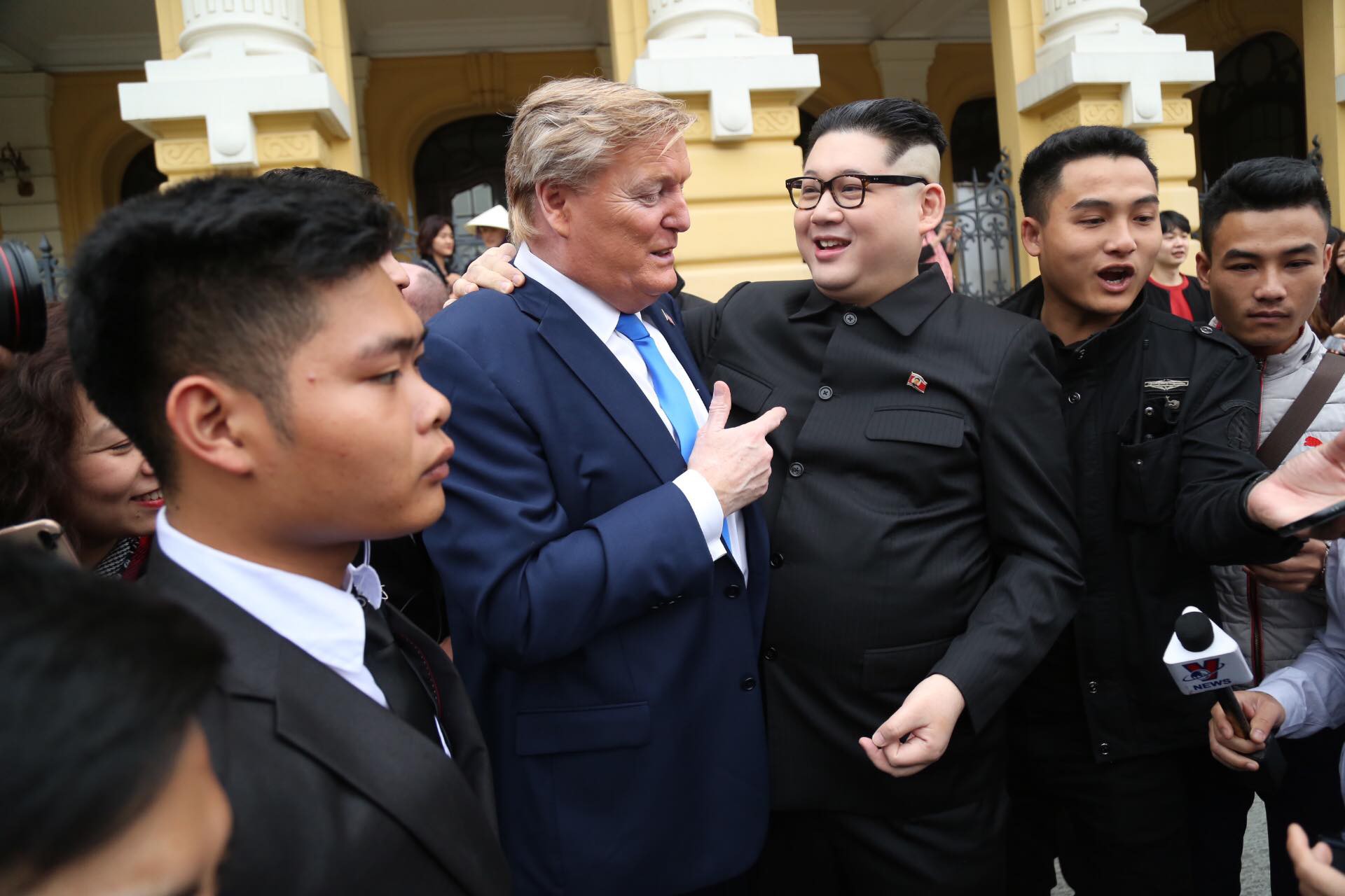 Bản sao Donald Trump v&agrave; Kim Jong-un bất ngờ c&ugrave;ng nhau bước v&agrave;o kh&aacute;ch sạn Metropole - Ảnh 6.
