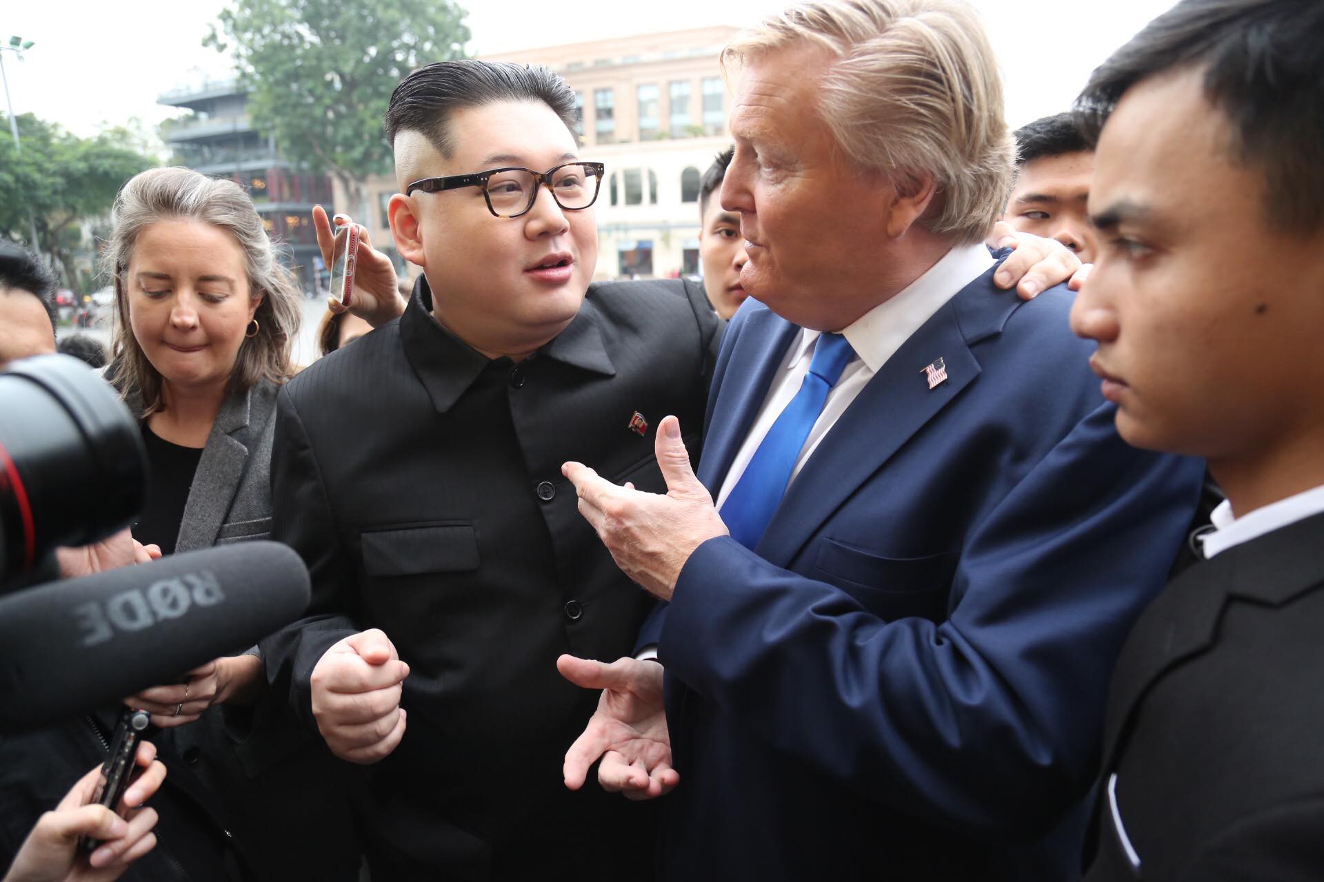 Bản sao Donald Trump v&agrave; Kim Jong-un bất ngờ c&ugrave;ng nhau bước v&agrave;o kh&aacute;ch sạn Metropole - Ảnh 7.