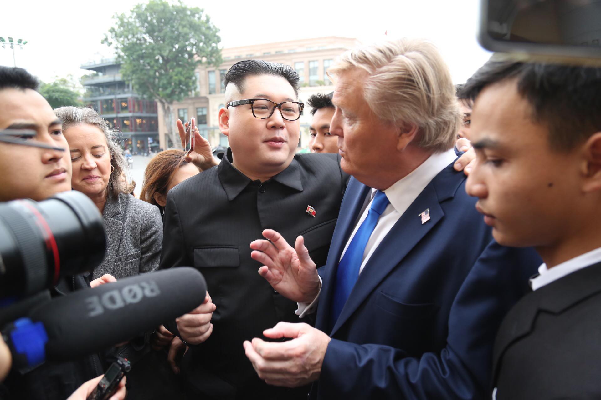 Bản sao Donald Trump v&agrave; Kim Jong-un bất ngờ c&ugrave;ng nhau bước v&agrave;o kh&aacute;ch sạn Metropole - Ảnh 8.