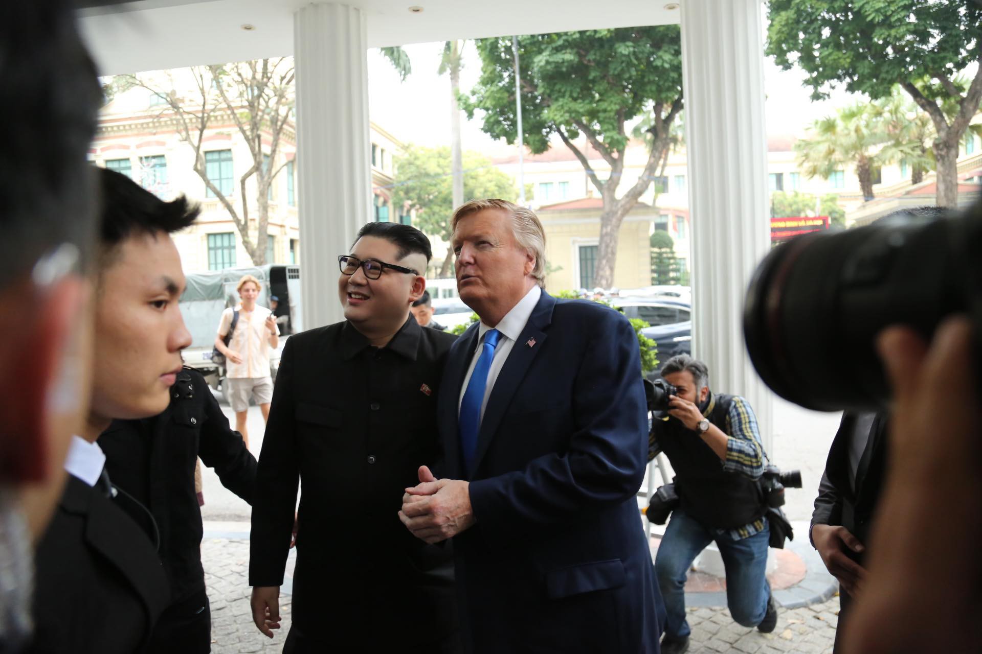 Bản sao Donald Trump v&agrave; Kim Jong-un bất ngờ c&ugrave;ng nhau bước v&agrave;o kh&aacute;ch sạn Metropole - Ảnh 9.