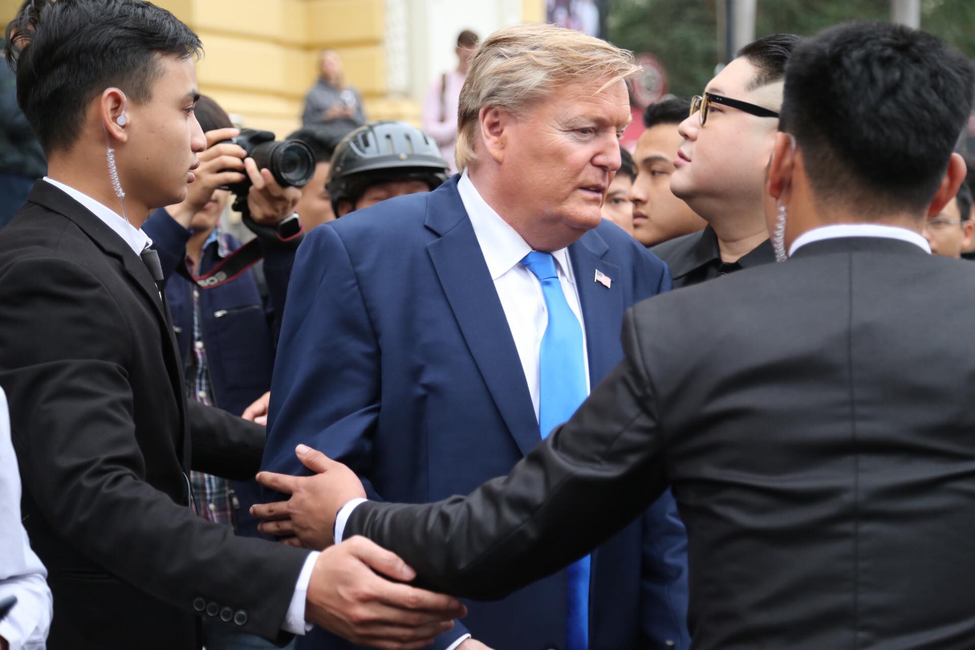 Bản sao Donald Trump v&agrave; Kim Jong-un bất ngờ c&ugrave;ng nhau bước v&agrave;o kh&aacute;ch sạn Metropole - Ảnh 10.