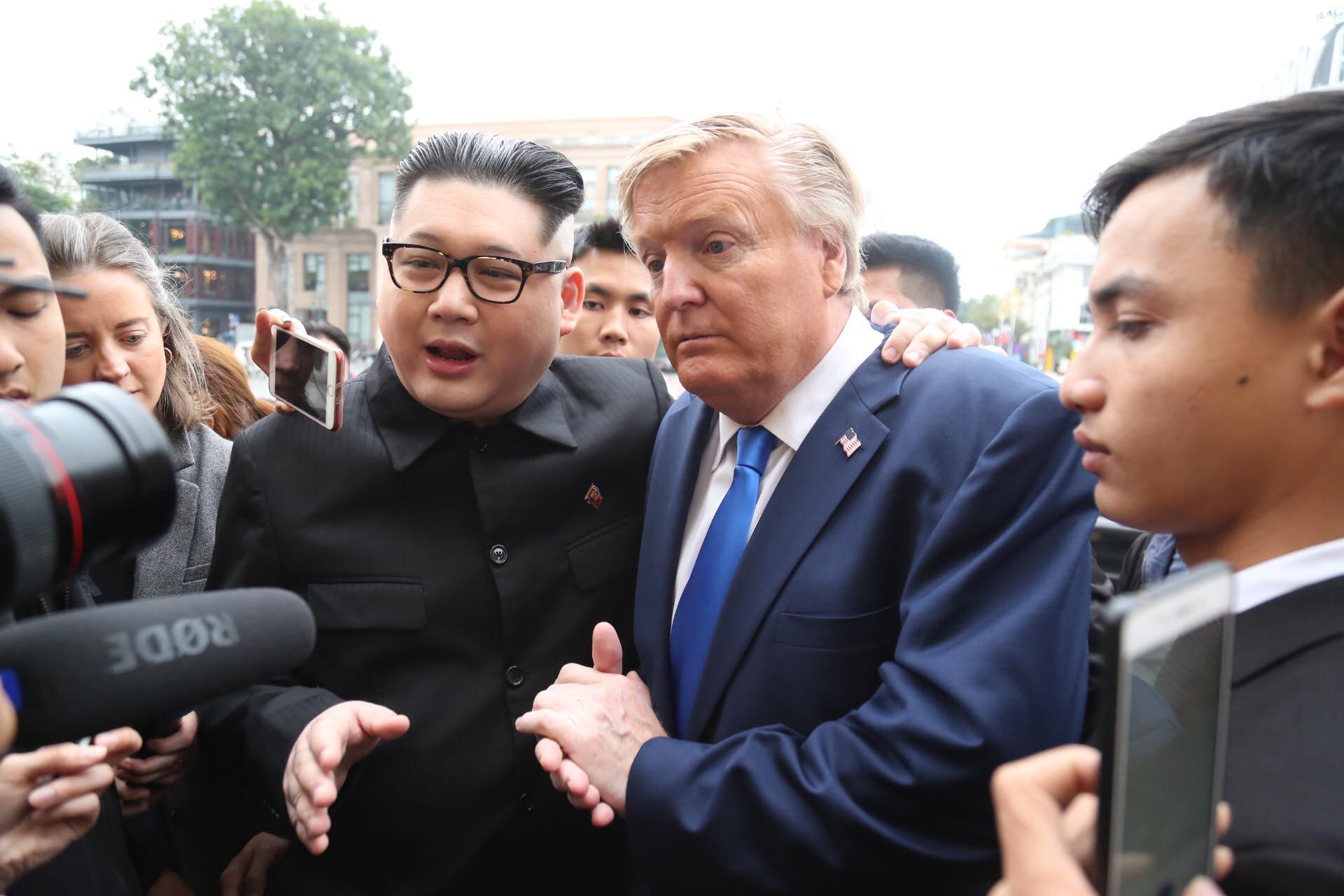 Bản sao Donald Trump v&agrave; Kim Jong-un bất ngờ c&ugrave;ng nhau bước v&agrave;o kh&aacute;ch sạn Metropole - Ảnh 11.