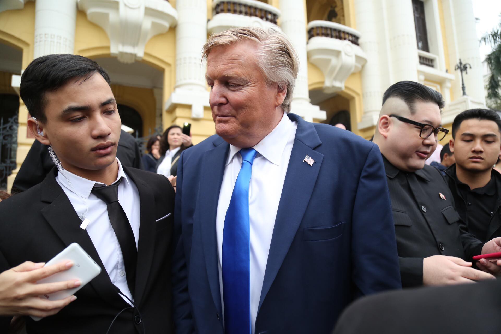 Bản sao Donald Trump v&agrave; Kim Jong-un bất ngờ c&ugrave;ng nhau bước v&agrave;o kh&aacute;ch sạn Metropole - Ảnh 12.
