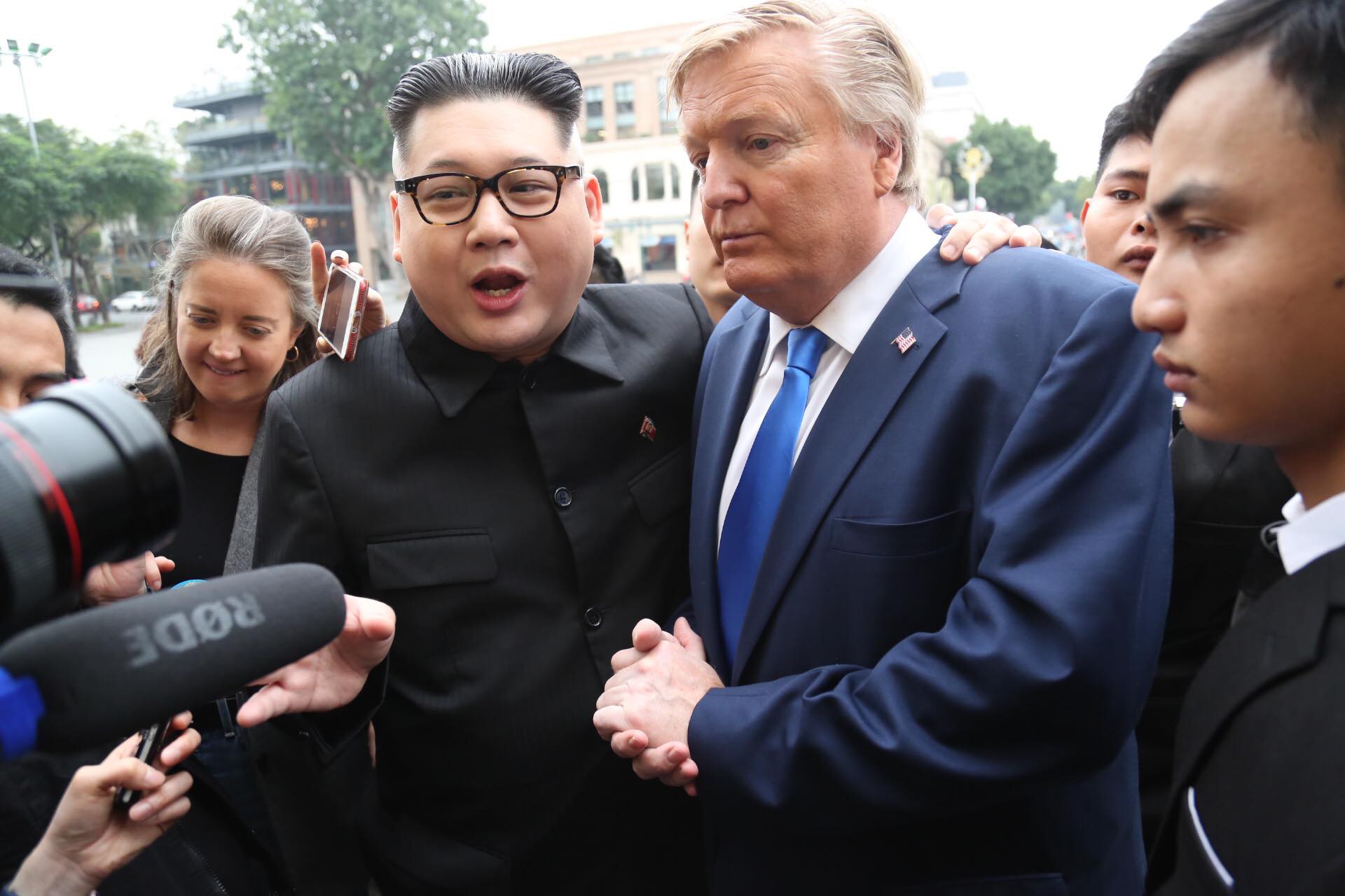 Bản sao Donald Trump v&agrave; Kim Jong-un bất ngờ c&ugrave;ng nhau bước v&agrave;o kh&aacute;ch sạn Metropole - Ảnh 13.