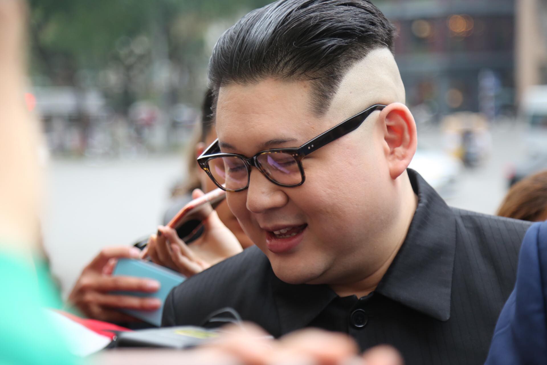 Bản sao Donald Trump v&agrave; Kim Jong-un bất ngờ c&ugrave;ng nhau bước v&agrave;o kh&aacute;ch sạn Metropole - Ảnh 14.