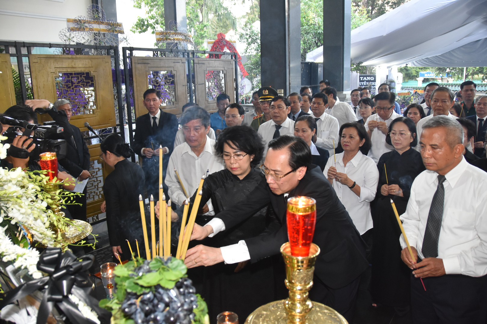 B&iacute; thư Th&agrave;nh ủy TP HCM đến viếng lễ tang Ph&oacute; Chủ tịch UBND TP Nguyễn Thị Thu - Ảnh 4.