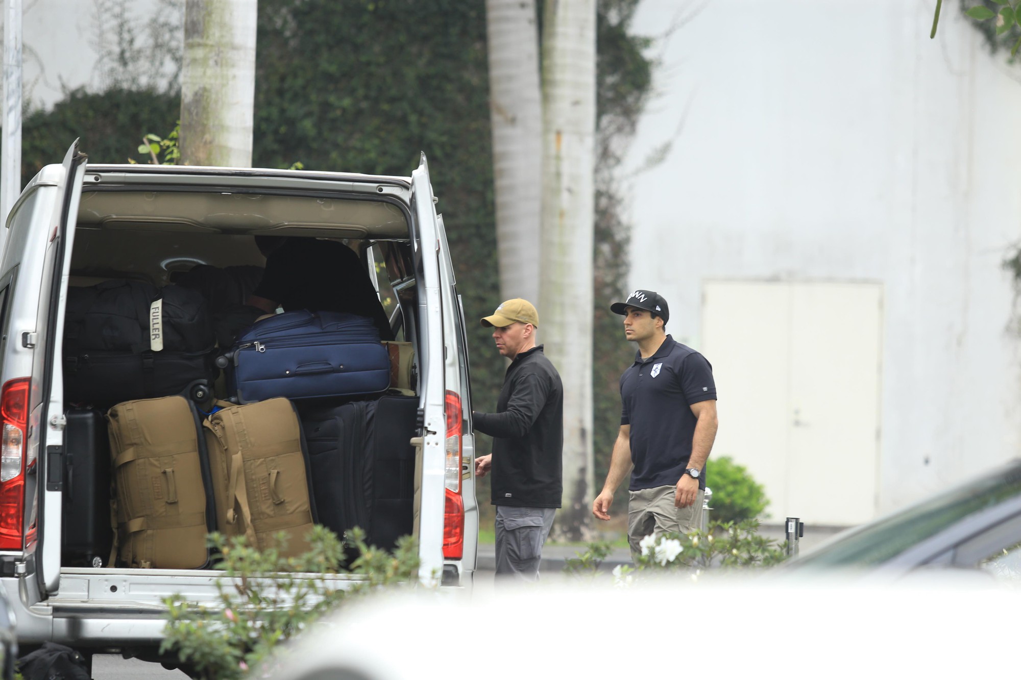 Cận cảnh đặc vụ Mỹ bước ra từ dàn xe hộ tống Quái thú của Tổng thống Donald Trump mới đến Hà Nội - Ảnh 4.