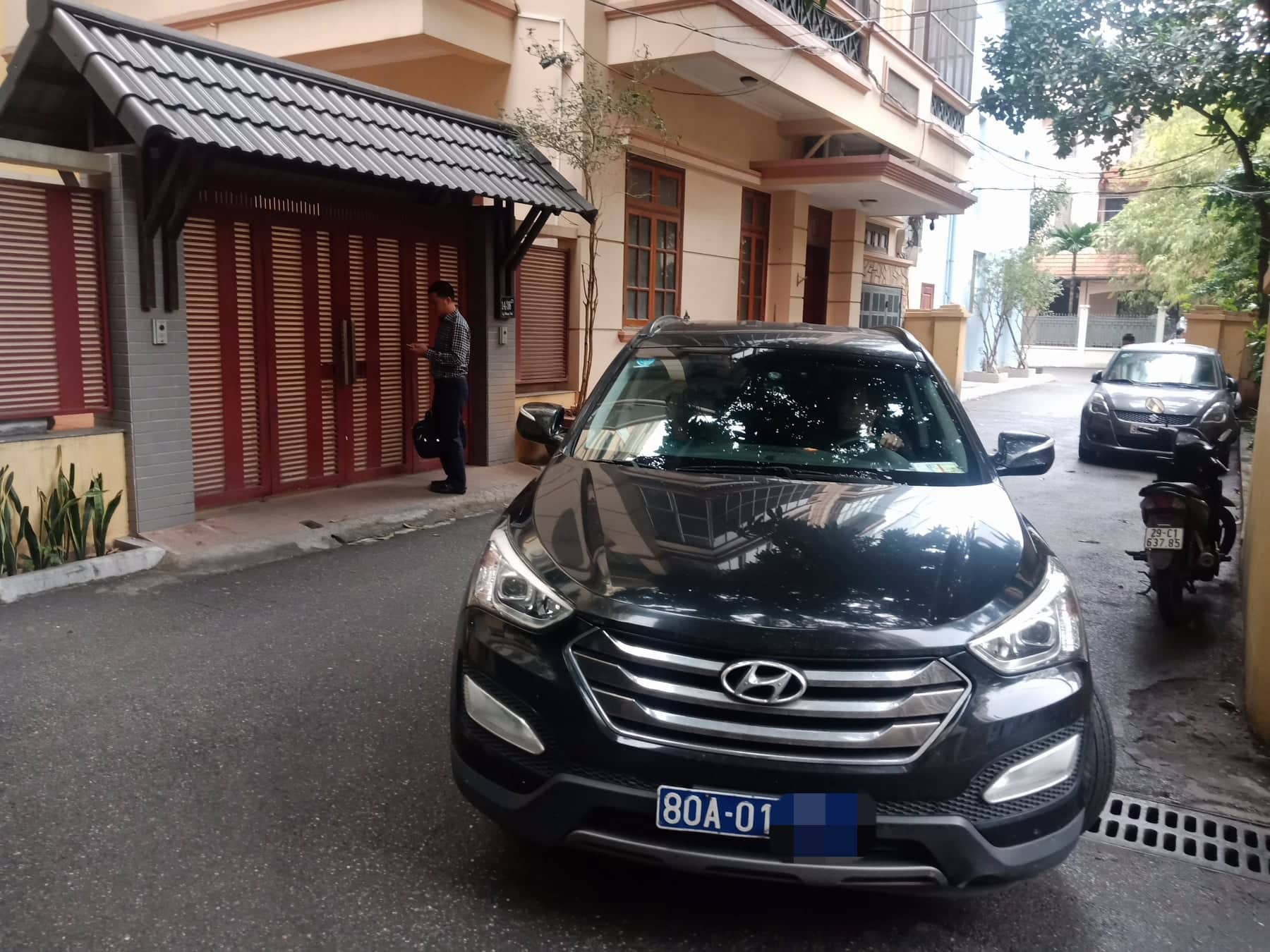 Cận cảnh khám xét nhà 2 cựu bộ trưởng Nguyễn Bắc Son và Trương Minh Tuấn - Ảnh 3.