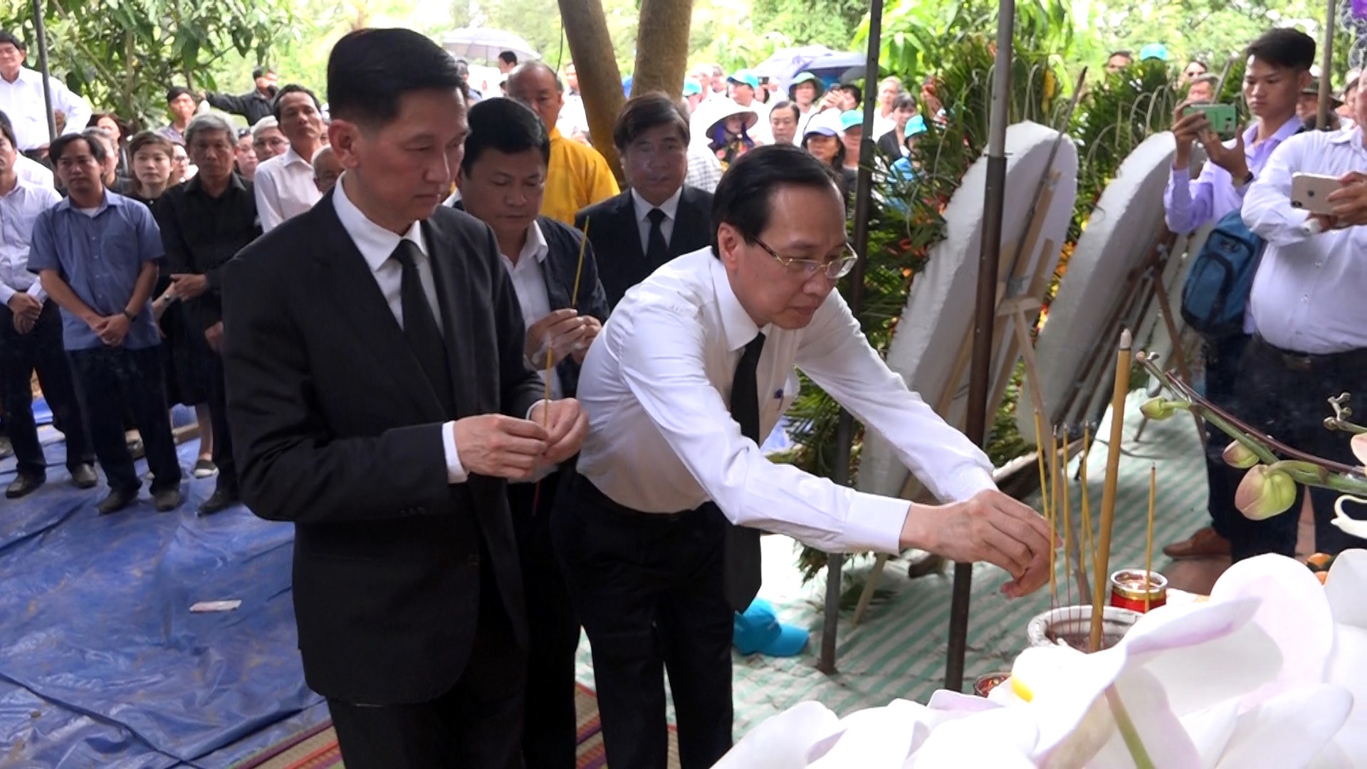 Ph&oacute; Chủ tịch UBND TP HCM Nguyễn Thị Thu đ&atilde; y&ecirc;n nghỉ nơi qu&ecirc; nh&agrave; - Ảnh 8.