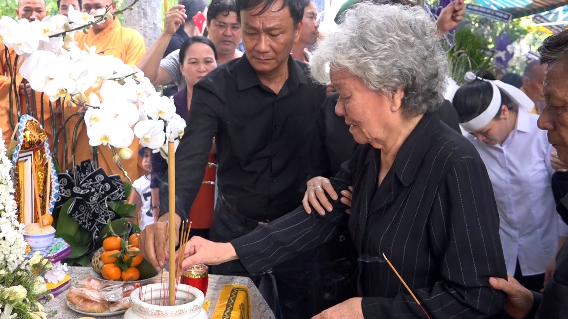 Ph&oacute; Chủ tịch UBND TP HCM Nguyễn Thị Thu đ&atilde; y&ecirc;n nghỉ nơi qu&ecirc; nh&agrave; - Ảnh 15.