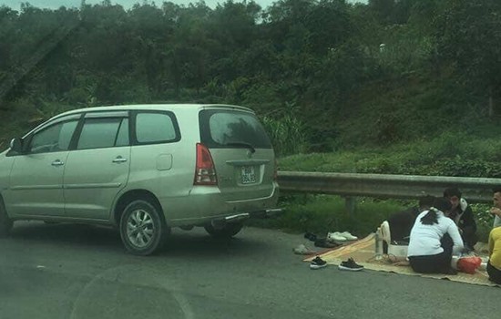 Lại dừng xe tổ chức ăn uống trên cao tốc Nội Bài-Lào Cai