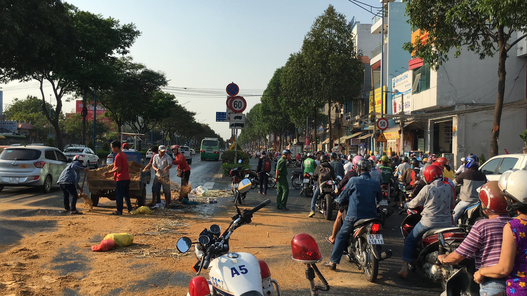 Ho&aacute; chất đổ đầy đường, người d&acirc;n c&ugrave;ng CSGT lom khom phủ c&aacute;t  - Ảnh 1.