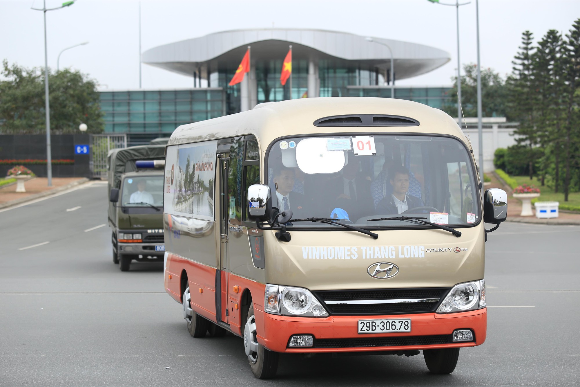 Đo&agrave;n xe rời Nội B&agrave;i về trung t&acirc;m H&agrave; Nội sau khi m&aacute;y bay Air Koryo của Triều Ti&ecirc;n hạ c&aacute;nh - Ảnh 7.
