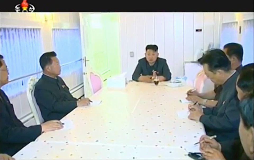 B&ecirc;n trong đo&agrave;n t&agrave;u bọc th&eacute;p của &ocirc;ng Kim Jong-un  - Ảnh 8.