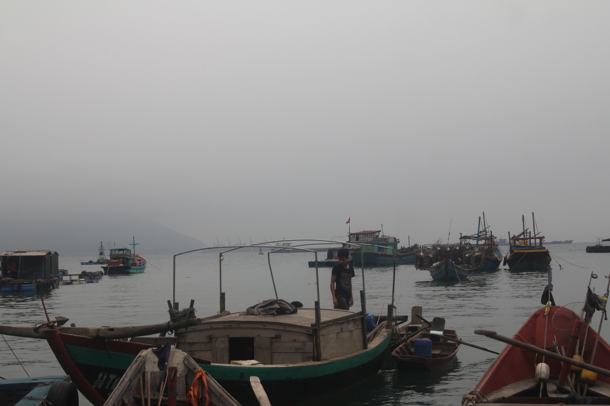Đi c&acirc;u mực, hai cha con bị s&oacute;ng đ&aacute;nh rơi xuống biển mất t&iacute;ch - Ảnh 1.