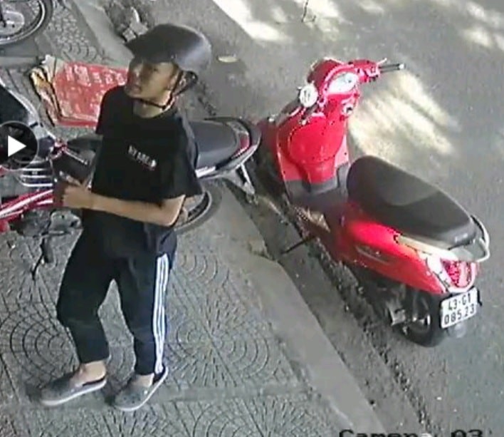 Truy tìm đối tượng giả vờ hỏi mua card điện thoại rồi trộm tài sản - Ảnh 1.