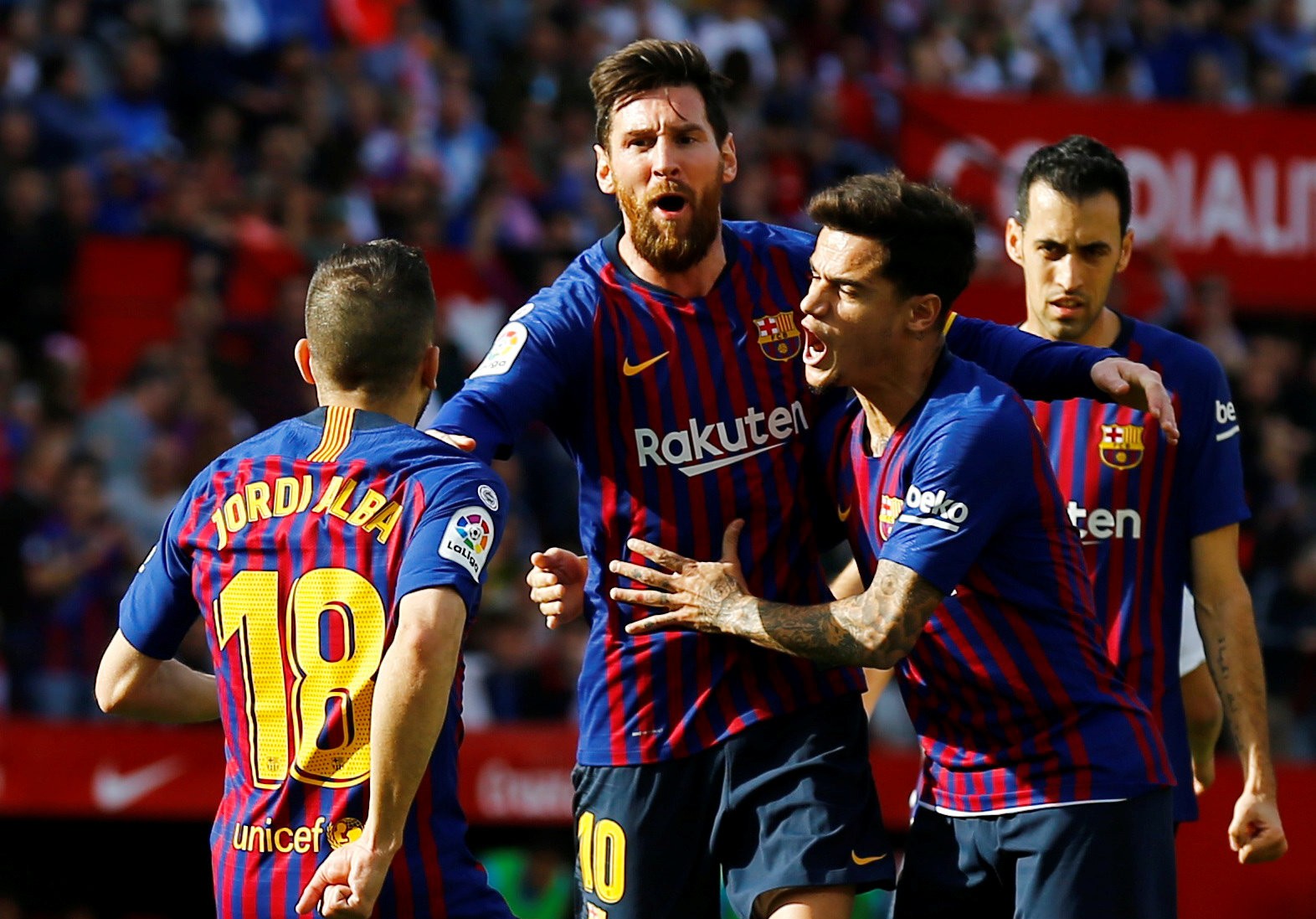 Messi lập siêu phẩm, Barcelona đại thắng Sevilla