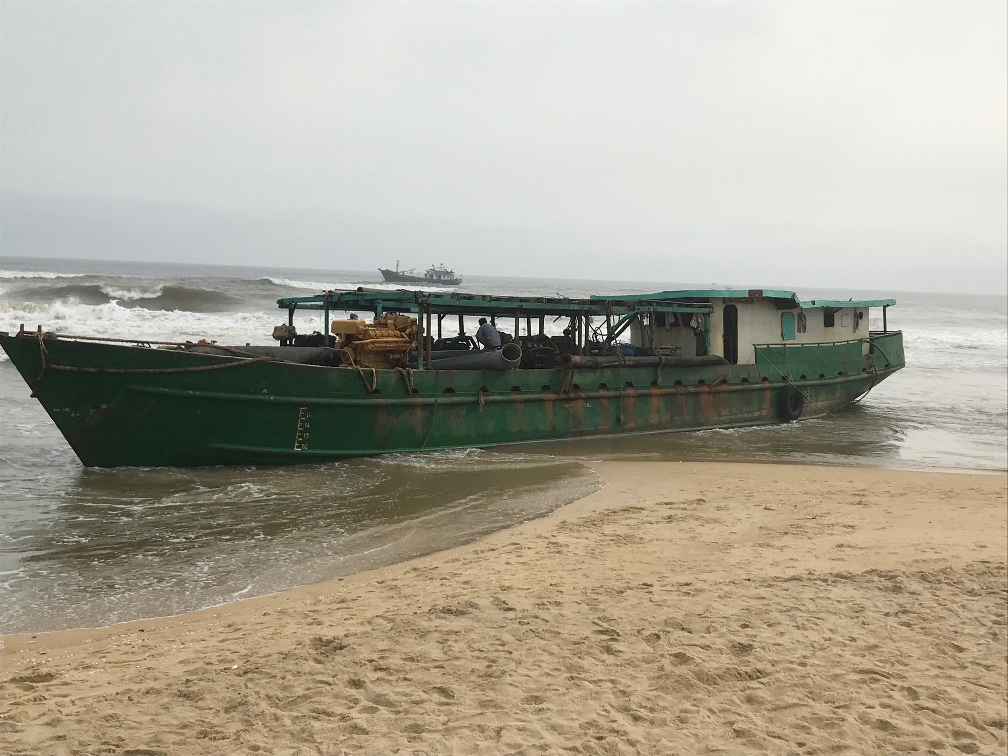 Nỗ lực cứu tàu sắt mắc cạn nhưng bất thành - Ảnh 1.
