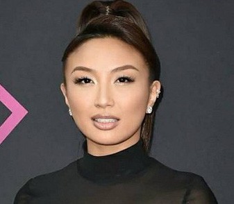 MC gốc Việt dẫn chương trình hậu trường thảm đỏ Oscar 2019
