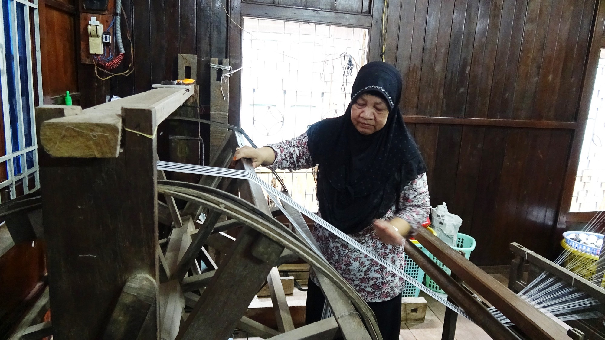 Gặp người “muốn trả món nợ ân tình” cho thổ cẩm Chăm - Ảnh 3.