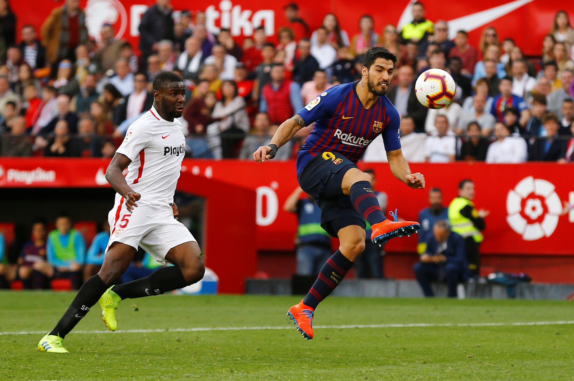 Messi lập siêu phẩm, Barcelona đại thắng Sevilla, cảnh báo La Liga - Ảnh 7.