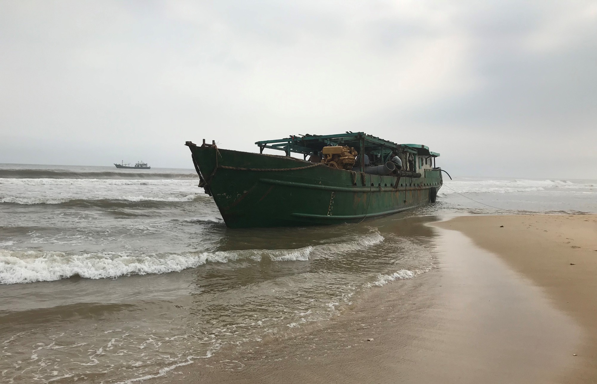 Nỗ lực cứu tàu sắt mắc cạn nhưng bất thành