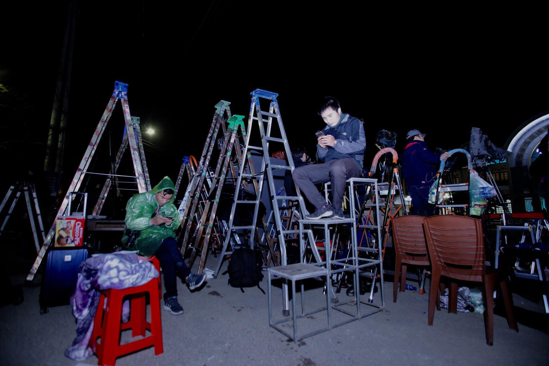 Dựng rạp cho ph&oacute;ng vi&ecirc;n tr&uacute; mưa qua đ&ecirc;m chờ đ&oacute;n Chủ tịch Kim Jong-un tại Đồng Đăng - Ảnh 28.