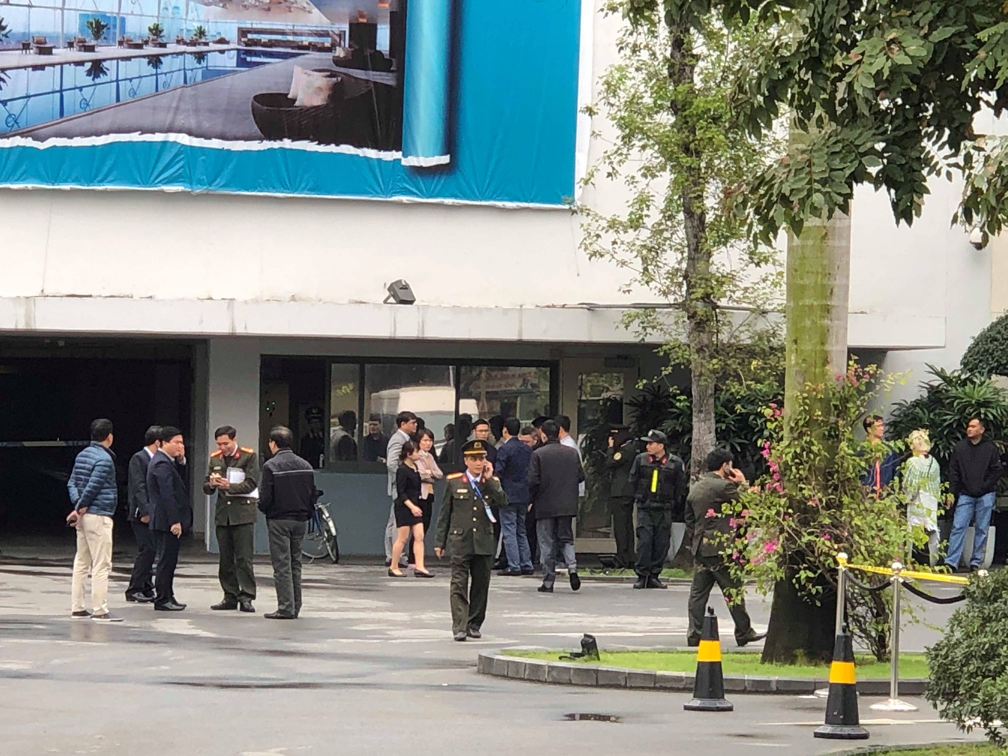 Mật vụ Mỹ dẫn ch&oacute; nghiệp vụ l&ugrave;ng sục quanh kh&aacute;ch sạn JW Marriott - Ảnh 3.