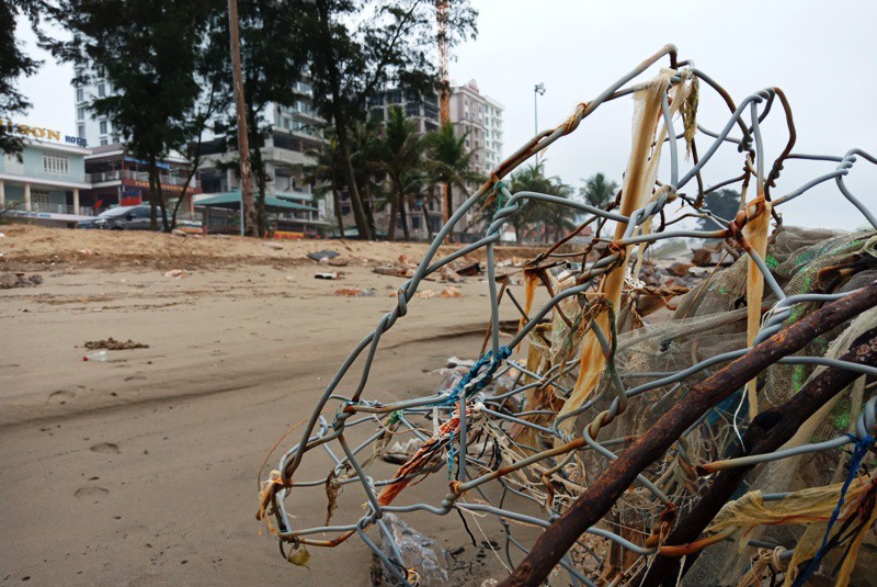 “Bẫy” đá hộc, lưới sắt B40 giăng trên bãi biển Sầm Sơn