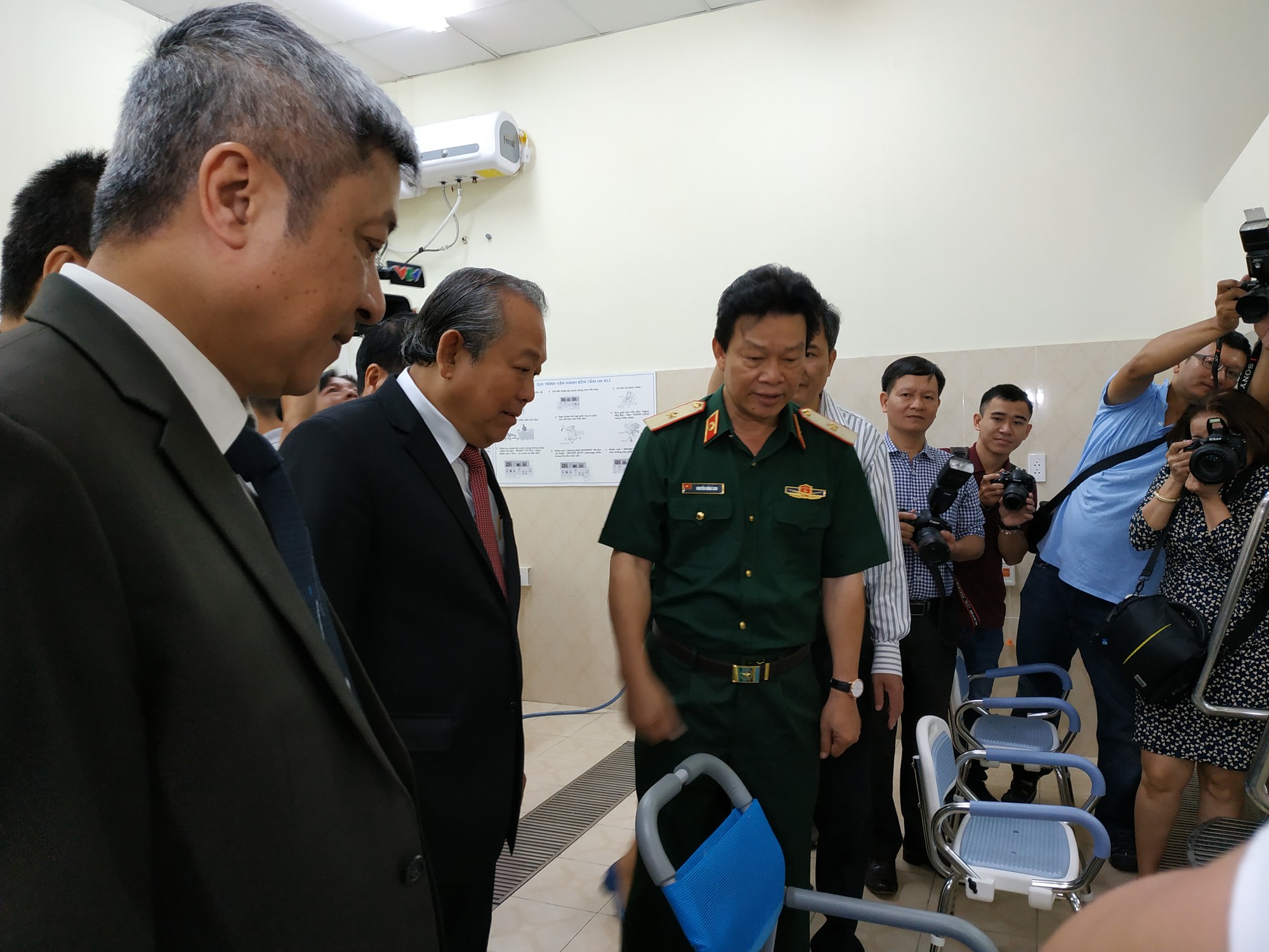 Ph&oacute; Thủ tướng Trương H&ograve;a B&igrave;nh thăm Bệnh viện Qu&acirc;n y 175 - Ảnh 1.
