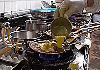 Nhà hàng Tokyo nổi tiếng trăm năm chỉ với cơm trứng và thịt gà
