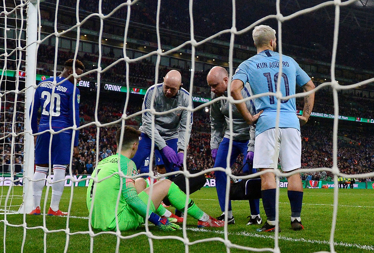Thủ m&ocirc;n Chelsea chống lệnh, HLV Sarri giận s&ocirc;i m&aacute;u - Ảnh 3.
