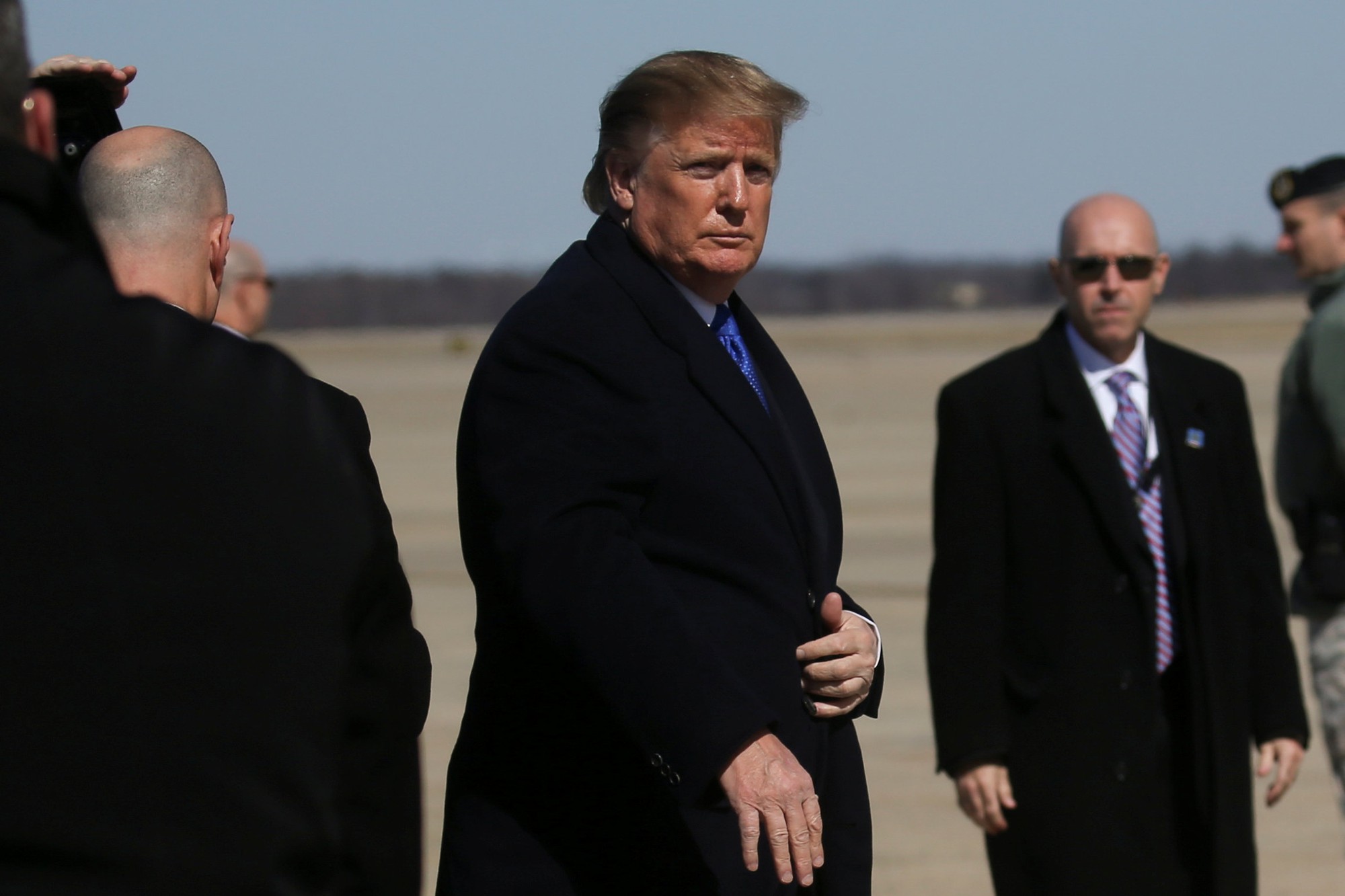 Tổng thống Mỹ Donald Trump l&ecirc;n Air Force One, hướng đến H&agrave; Nội - Ảnh 2.