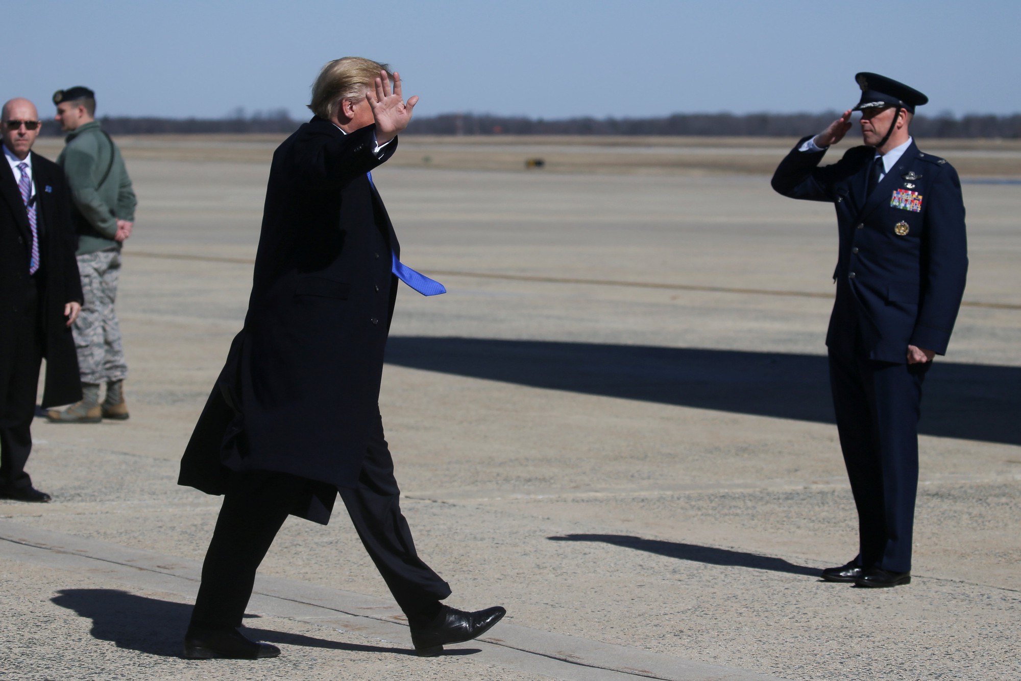 Tổng thống Mỹ Donald Trump l&ecirc;n Air Force One, hướng đến H&agrave; Nội - Ảnh 1.