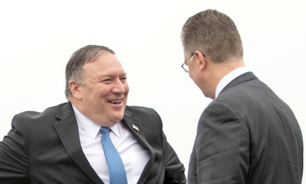 Th&aacute;p t&ugrave;ng Tổng thống Trump, chuy&ecirc;n cơ Ngoại trưởng Pompeo đ&atilde; tới Nội B&agrave;i - Ảnh 2.