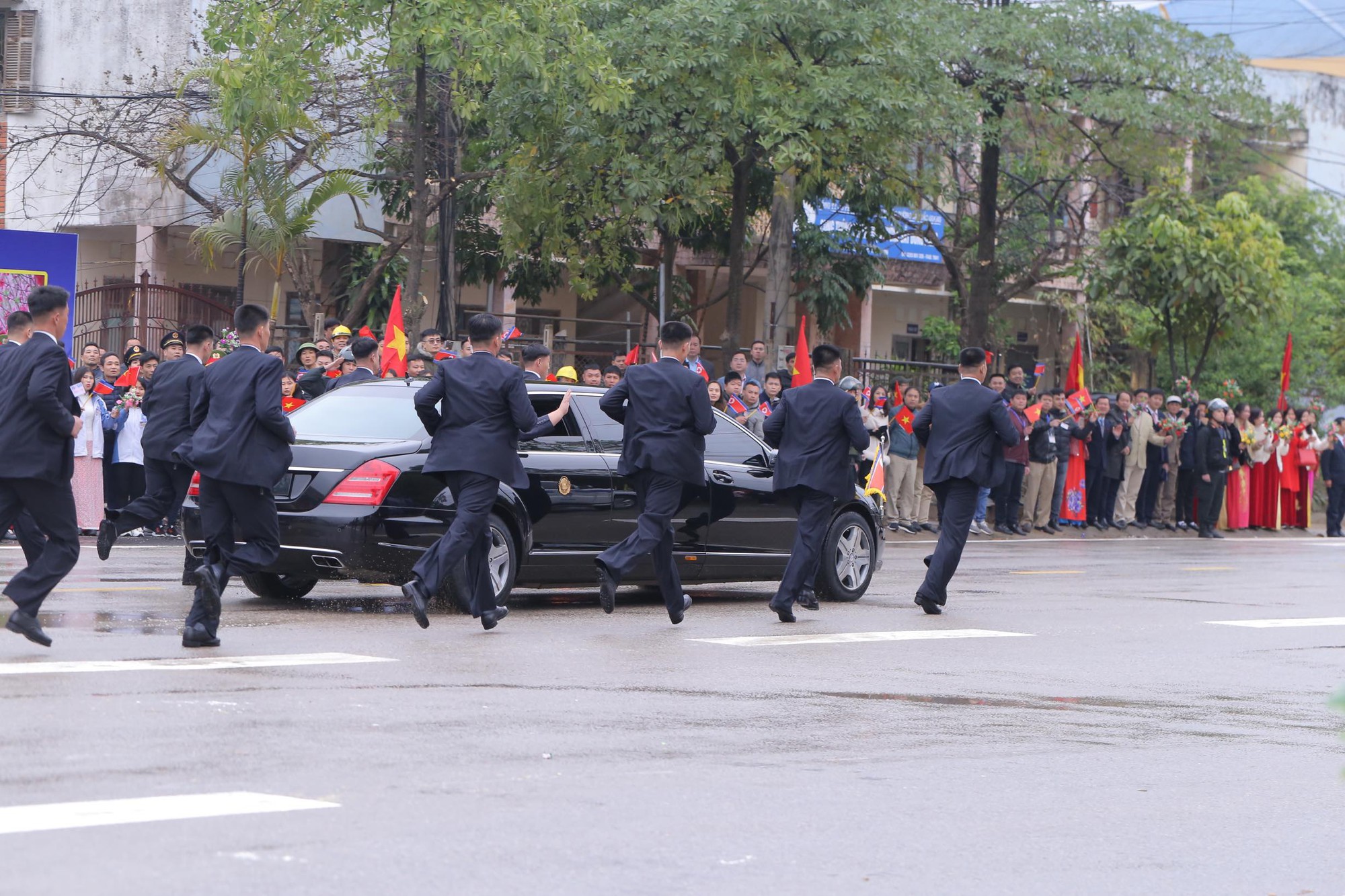 Cận cảnh đo&agrave;n xe Chủ tịch Triều Ti&ecirc;n Kim Jong-un đi tr&ecirc;n phố H&agrave; Nội - Ảnh 1.