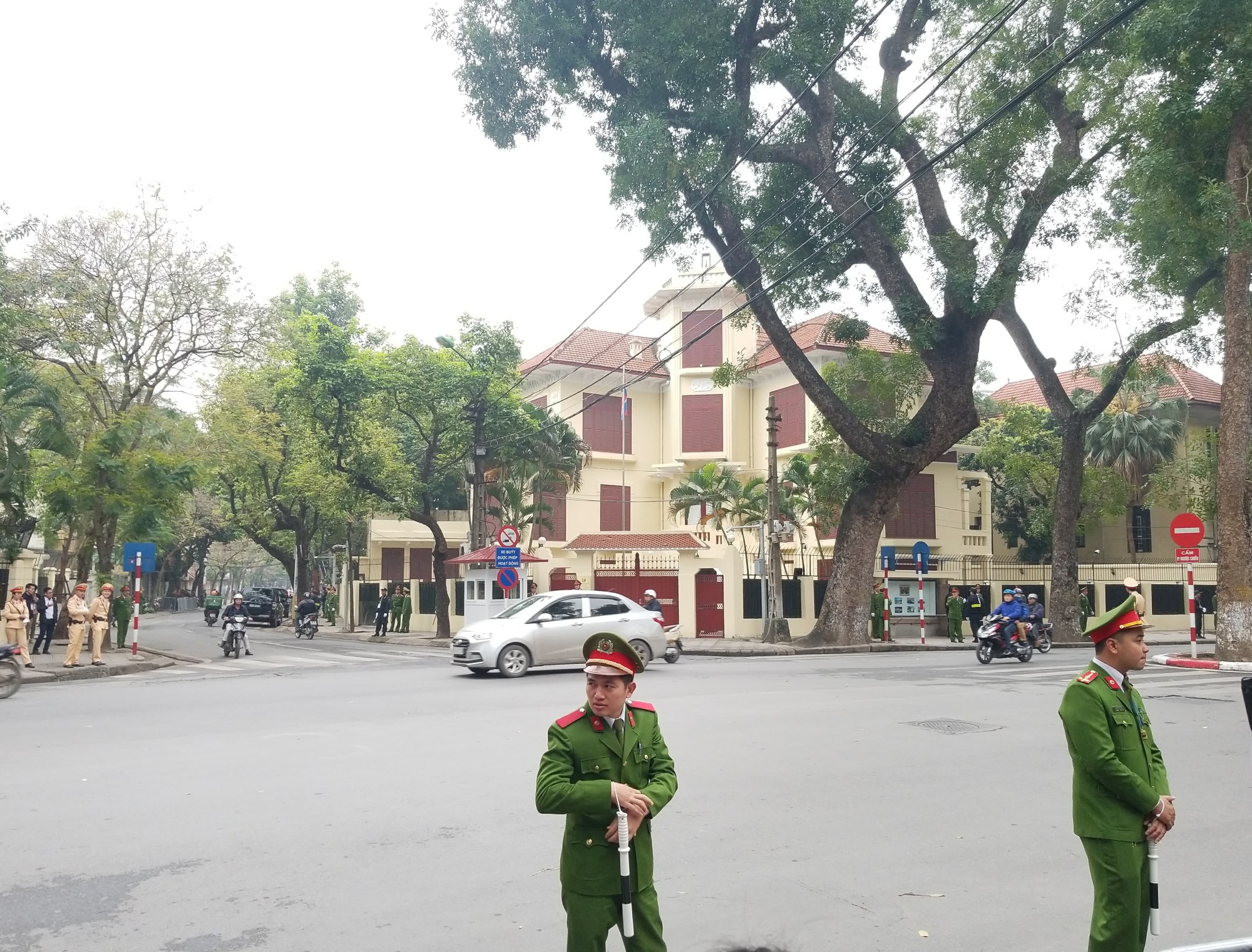 Clip đo&agrave;n xe hộ tống Chủ tịch Kim Jong-un thăm Đại sứ qu&aacute;n Triều Ti&ecirc;n - Ảnh 5.